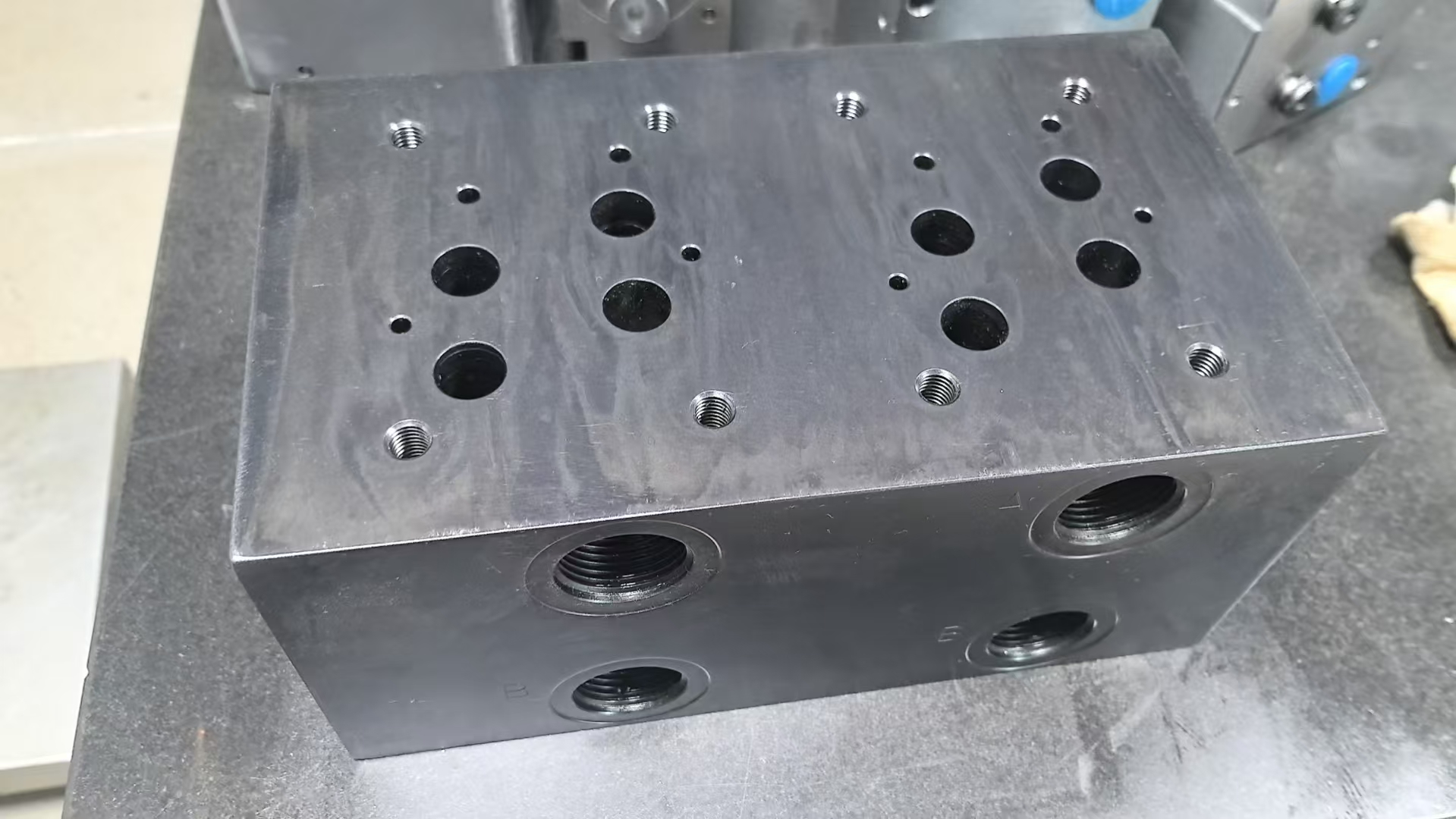 hydraulic manifold EM 208.jpg